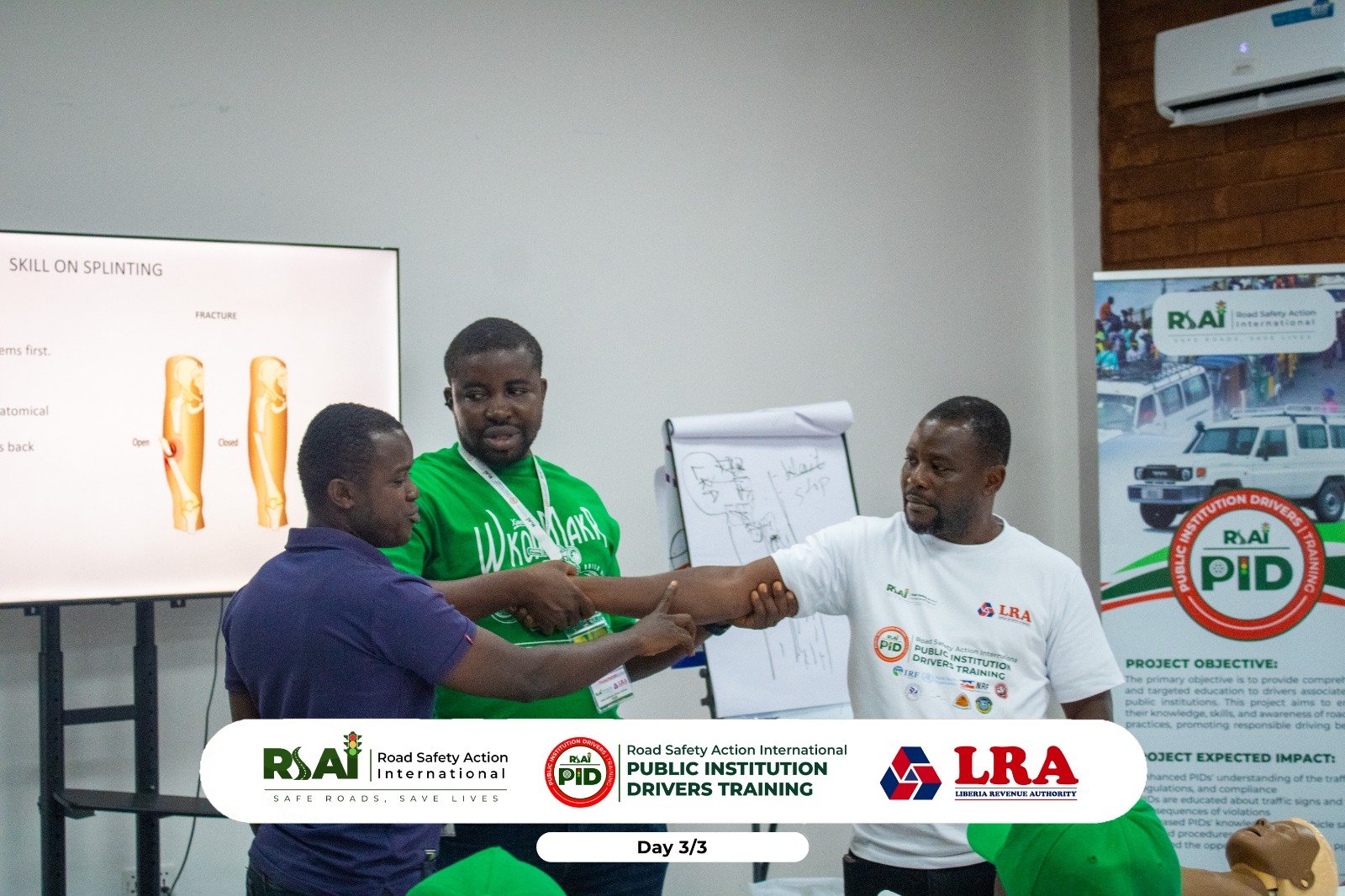 Participants practise applying a splint to a forearm during the first-aid session